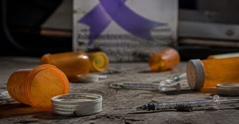 Decesele din criza opioidelor ar fi fost cu 43% mai puține