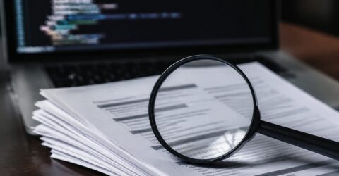 Recrutorii stau 7,4 secunde pe un CV. Cum îl faci să treacă de filtrele automate și de privirea grăbită a oamenilor