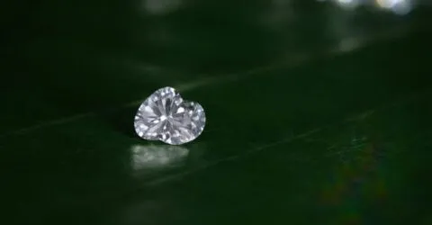 Săptămâni în laborator sau milioane de ani sub pământ. Care diferență contează cu adevărat când alegi un diamant