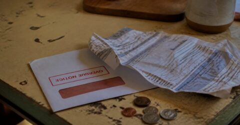Poate stresul banilor să lase urme pe creier? Un nou studiu spune că da, chiar cu câteva luni