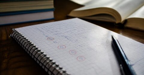 7 medii de 10 la nivel național după Evaluarea Națională. Cum îți refaci realist lista pentru admitere