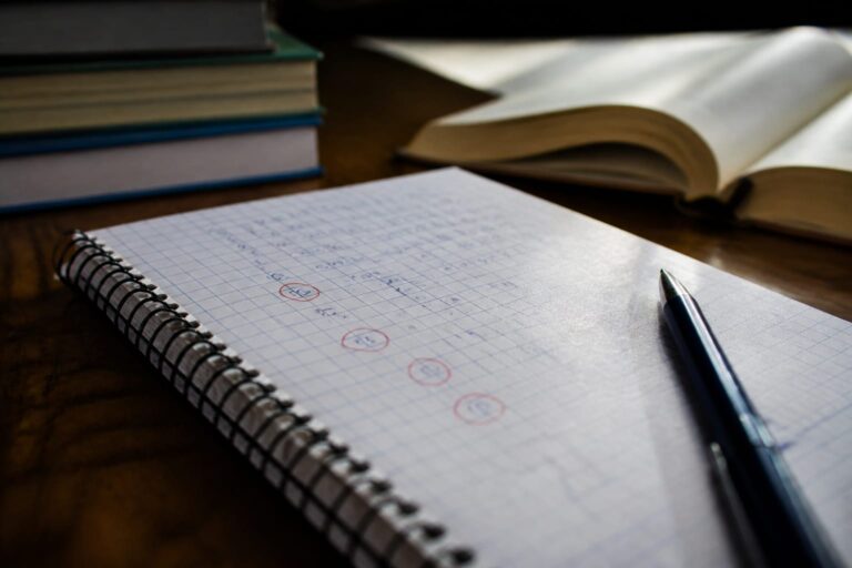 7 medii de 10 la nivel național după Evaluarea Națională. Cum îți refaci realist lista pentru admitere
