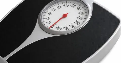 Un studiu pe 99 de adulți arată că o fereastră de alimentație de opt ore ajută la slăbit