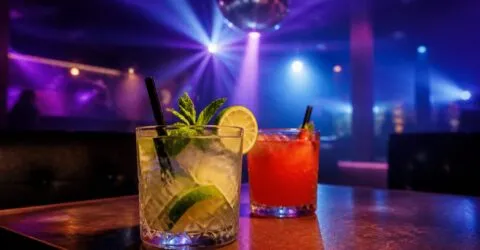Generația Z pune alcoolul pe pauză în cluburi și alege conexiunea. Cum arată noul mod de a petrece