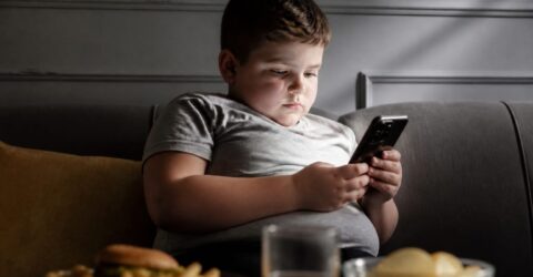 De ce nu este corect să pui toată vina pe mamă când copilul are probleme cu greutatea. Ce arată noile date