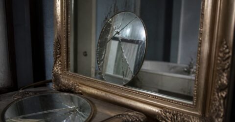 De ce te critici când te uiți în oglindă. Ce au lăsat în tine mesajele din copilărie și adolescență