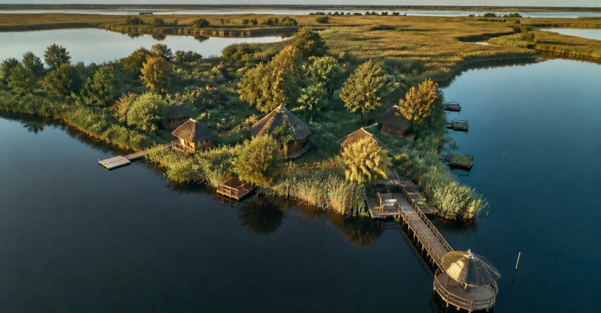 O insulă privată din Delta Dunării cu resort complet operațional este scoasă la vânzare