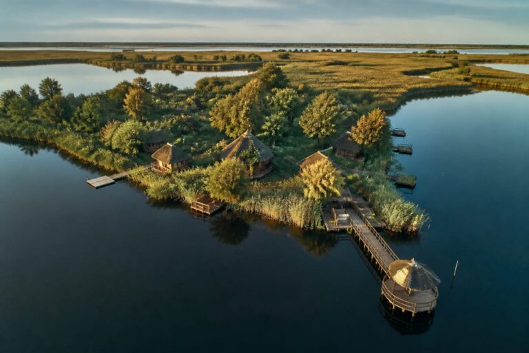 O insulă privată din Delta Dunării cu resort complet operațional este scoasă la vânzare