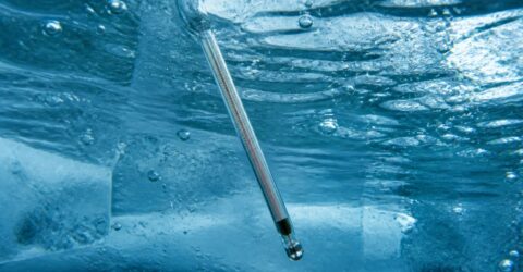 Intrarea bruscă în apă rece poate declanșa reacții periculoase. Corpul reacționează mai intens la 12-15°C