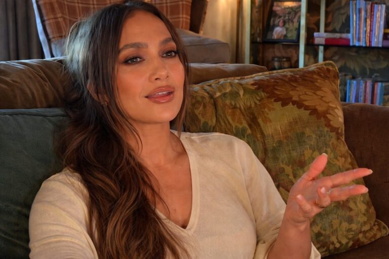 Jennifer Lopez readuce în prim-plan cureaua corset. Ce câștigi tu dacă combini o bază clasică cu o piesă statement