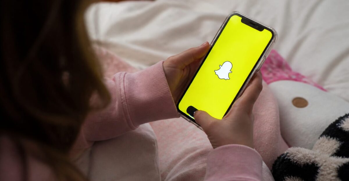 O mamă le dă copiilor 20 de minute pe zi pe Snapchat. Cum pui limite fără să transformi telefonul în câmp de luptă