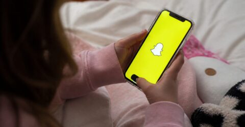 O mamă le dă copiilor 20 de minute pe zi pe Snapchat. Cum pui limite fără să transformi telefonul în câmp de luptă