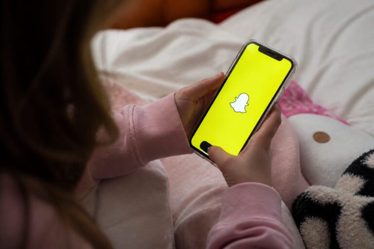 O mamă le dă copiilor 20 de minute pe zi pe Snapchat. Cum pui limite fără să transformi telefonul în câmp de luptă