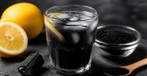 Limonada neagră conține cărbune activ, promisiunile detox nu au dovezi