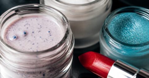 Pui în coș o cremă sau un ruj și crezi că e fără microplastice. De ce pot rămâne legal la raft ani buni