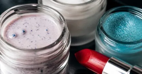 Pui în coș o cremă sau un ruj și crezi că e fără microplastice. De ce pot rămâne legal la raft ani buni