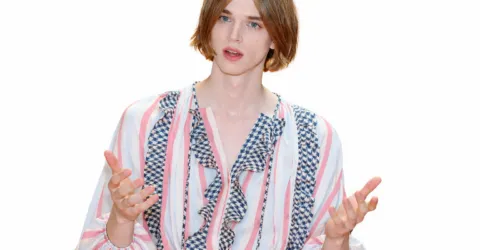 Moda de vară pentru festivaluri se împarte între Y2K și boho