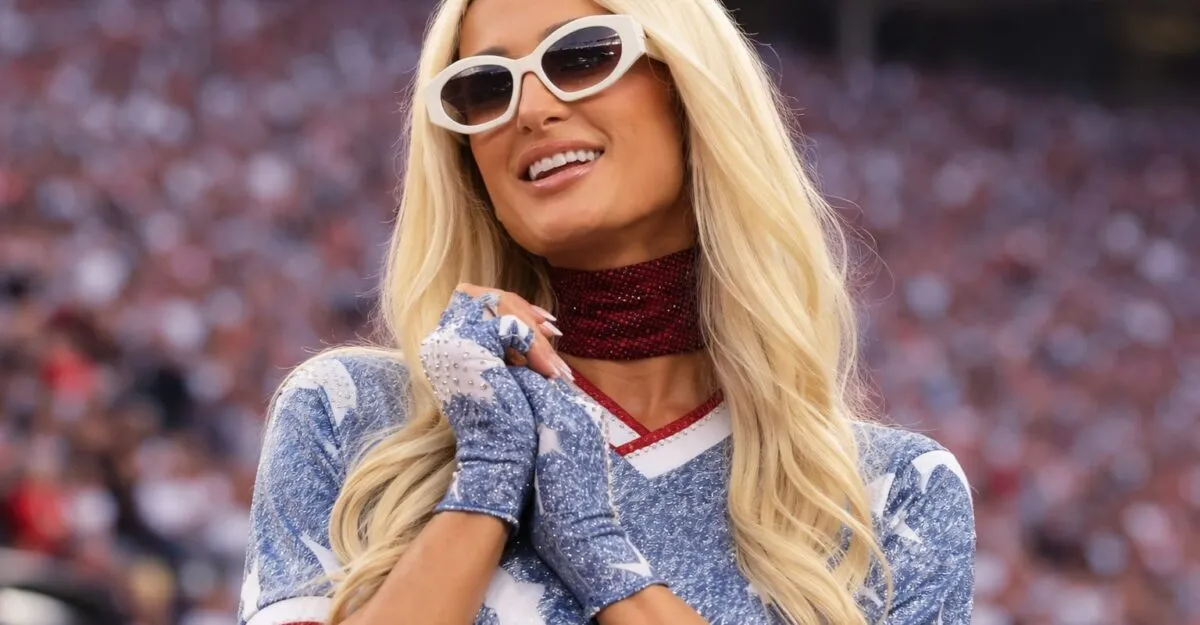 Paris Hilton poartă un tricou FIFA 2026 transformat în rochie micro-mini