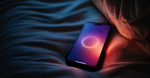 Partenerii AI schimbă regulile în cuplu. Ce pierzi când intimitatea se mută spre chatbot