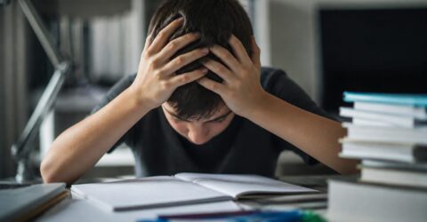 Perfecționismul la copii nu înseamnă doar note mari. 5 semne care arată că succesul începe să le apese