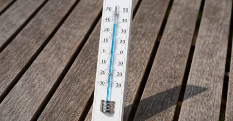 Canicula e o realitate și fără aer condiționat. Iată 3 trucuri simple care chiar fac diferența acasă.