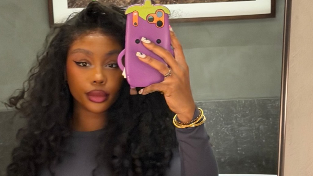 SZA a pozat pe Instagram într-o rochie lila cu decolteu până la talie. Cum porți ideea în viața reală
