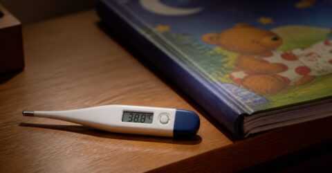Febra peste 38,5°C și tusea lătrătoare pot ascunde urgențe medicale la copii. Cum recunoști semnele care cer medic