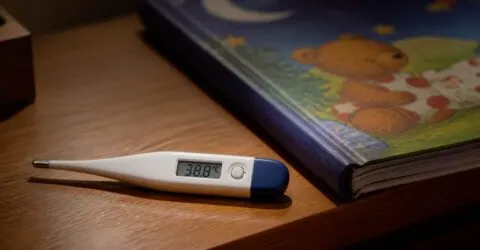 Febra peste 38,5°C și tusea lătrătoare pot ascunde urgențe medicale la copii. Cum recunoști semnele care cer medic