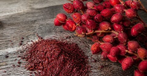 Sumacul, mai mult decât un condiment pentru shaorma. Cercetările arată beneficii pentru piele, digestie și imunitate