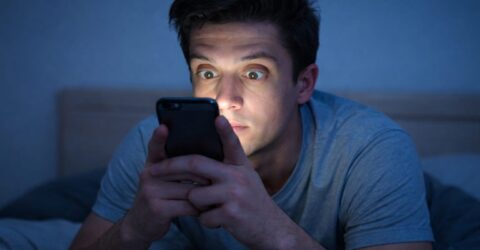 27 de kilograme pe coloana cervicală când stai pe telefon. E mult sau nu și ce poți schimba chiar de azi