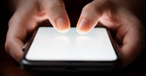 Te doare baza degetului mare după mult scrolling? Afecțiunea numită «texting thumb» poate începe așa