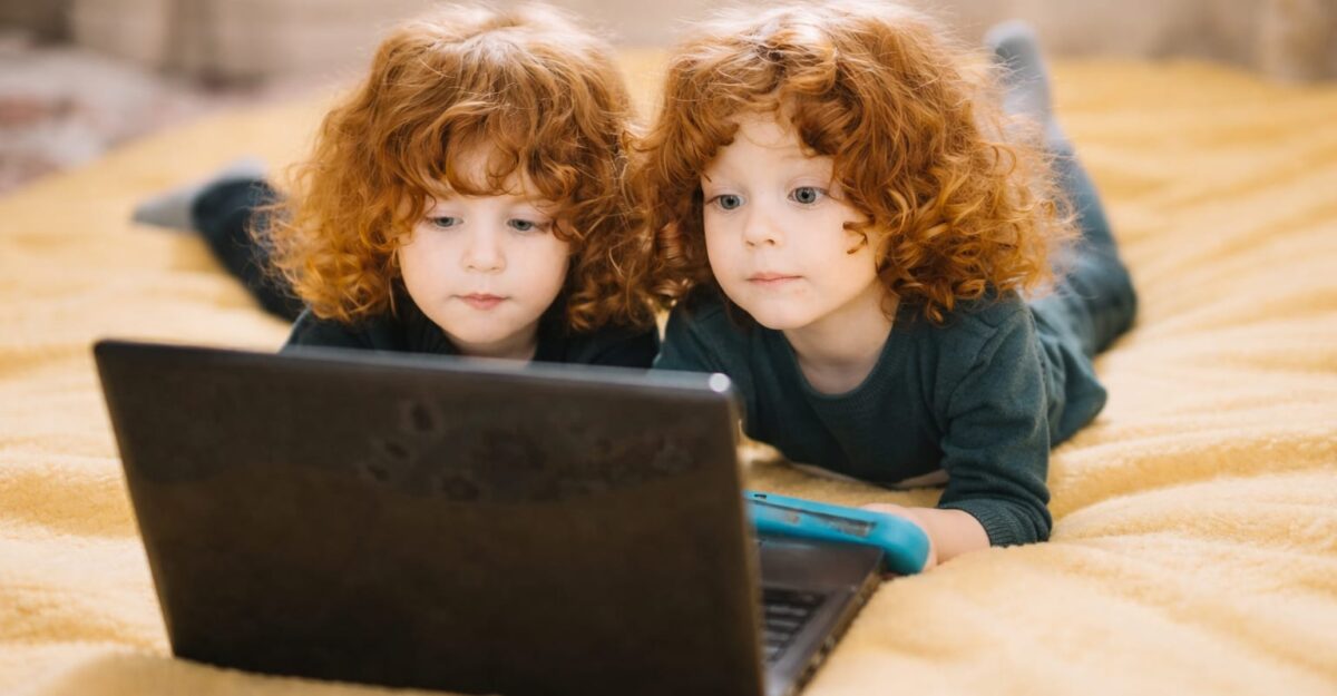 Telefon, tabletă, televizor. Cum îți „fură” cele 3T din somnul și imaginația copilului