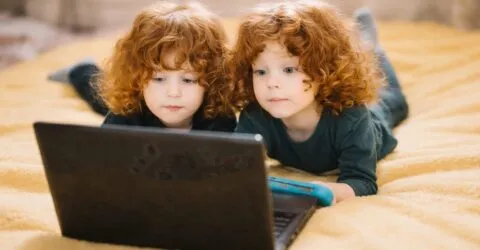 Telefon, tabletă, televizor. Cum îți „fură” cele 3T din somnul și imaginația copilului