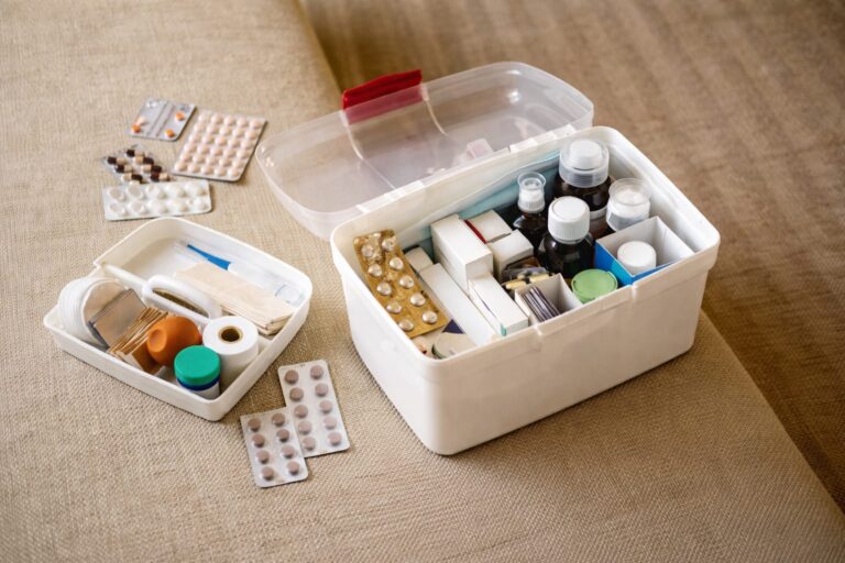 Sue Ojageer explică ce pui într-o trusă medicală de vacanță. Cum o personalizezi fără să cari prea mult