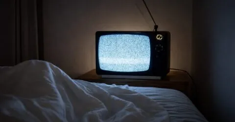 Uitatul foarte des la televizor, legat de modificări cerebrale la peste 1.700 de adulți