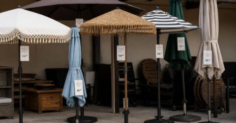 O umbrelă de terasă poate costa sub 200 de dolari sau 8.295 de dolari. Cum alegi corect după UV, formă și vânt