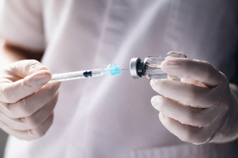 Ai nevoie de vaccin antirabic zilele acestea? 18.600 de doze noi urmează să ajungă în spitale