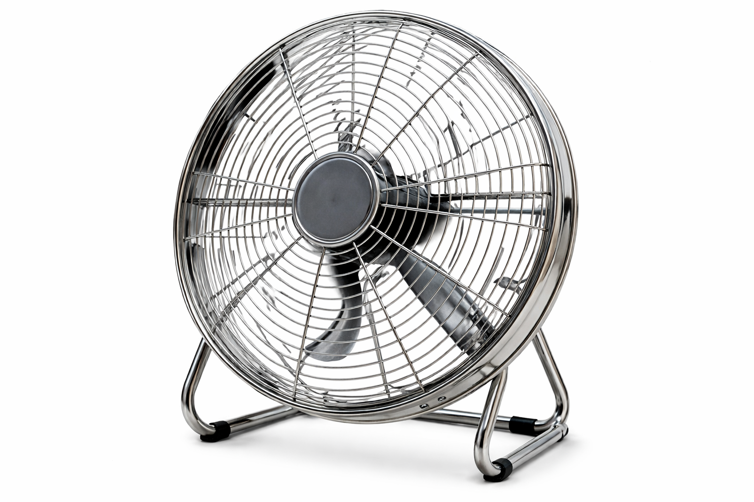 Nu ai aer condiționat și ventilatorul doar plimbă aerul cald. Ce obiect înghețat te poate ajuta