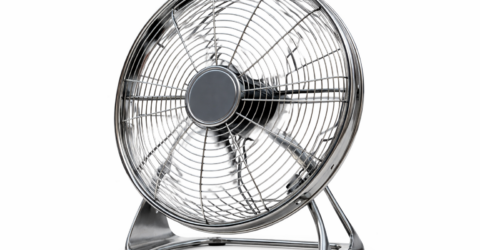 Nu ai aer condiționat și ventilatorul doar plimbă aerul cald. Ce obiect înghețat te poate ajuta