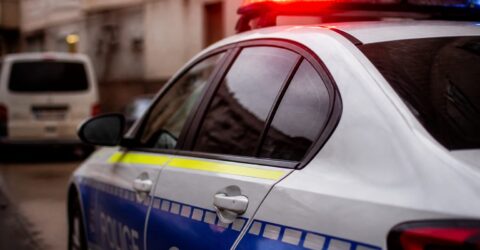 Psihologă din Constanța, reținută după ce a fost filmată agresându-și fiica. Ce măsuri au luat poliția și DGASPC