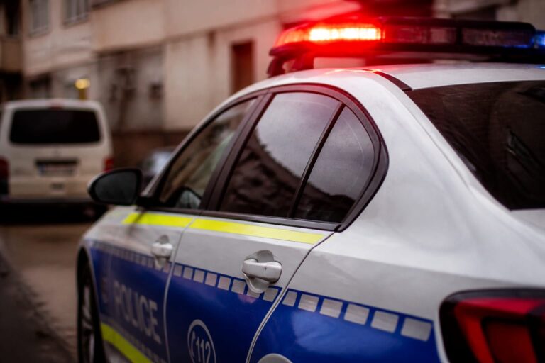 Psihologă din Constanța, reținută după ce a fost filmată agresându-și fiica. Ce măsuri au luat poliția și DGASPC