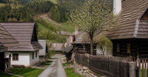 Un sat UNESCO din Slovacia plătește prețul faimei. Ce pierd localnicii când vin peste 100.000 de turiști