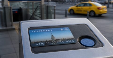 O zi în Istanbul costă între 25 și 45 EUR fără cazare. Bugetul crește rapid cu taxi sau muzee costisitoare
