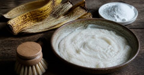 Cojile de banană, transformate în pastă de curățenie alături de bicarbonat