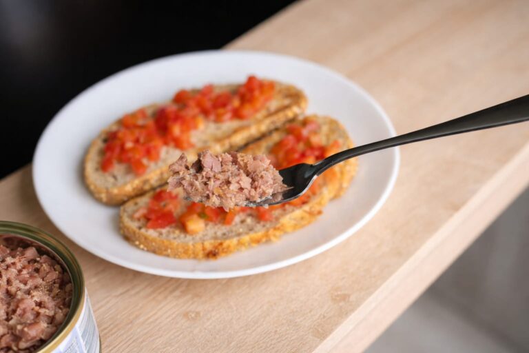 Consumul de ton. Nutriționiștii spun că patru conserve de 140 g pe săptămână sunt limita maximă
