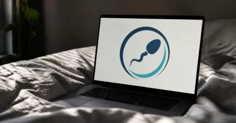 Partenerul tău stă cu laptopul pe genunchi și doarme puțin