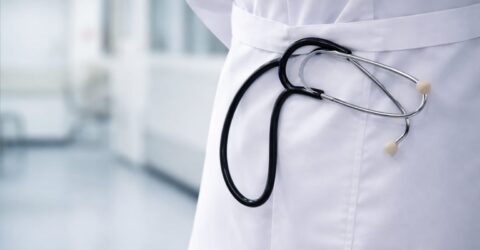 La 50 de ani, o infecție pulmonară bacteriană te poate lovi mai tare decât crezi, chiar dacă ești activă