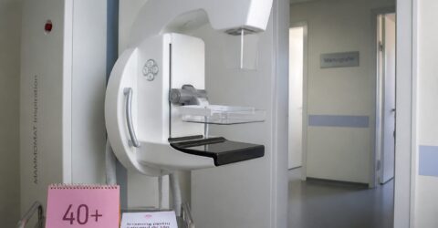 Mamografia este recomandată după 40 de ani. Cum te verifici lunar în 5 minute și când trebuie să mergi la medic