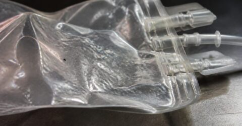 Calitatea sângelui pentru transfuzie intră în discuție după descoperirea microplasticelor din pungile