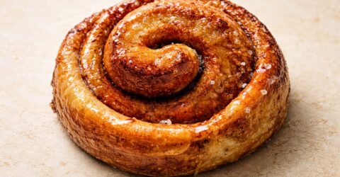 Morning buns făcute din ajun îți dau un mic dejun de weekend mai relaxat și mai spectaculos